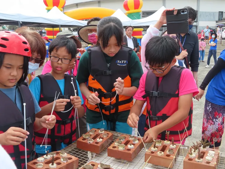 野柳國小珊瑚棲地復育活動。教育局提供