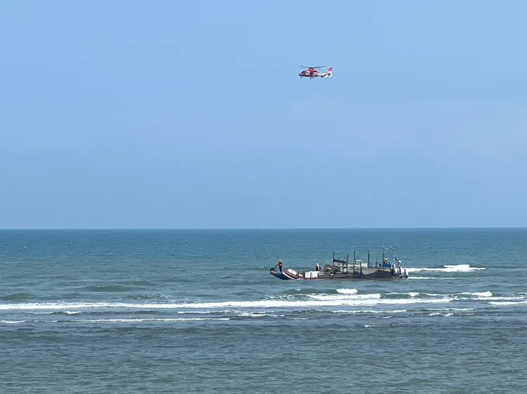 海空全力搜救被海浪捲走的高中生。民眾提供