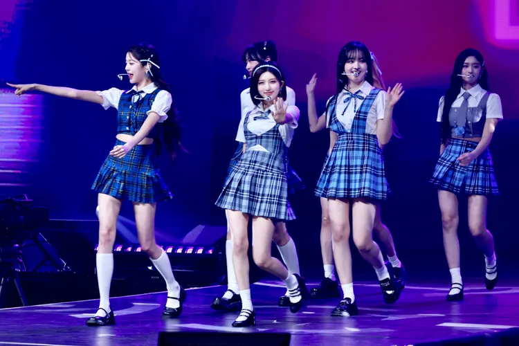 IVE走道中央舞台跟粉絲揮手。林林攝