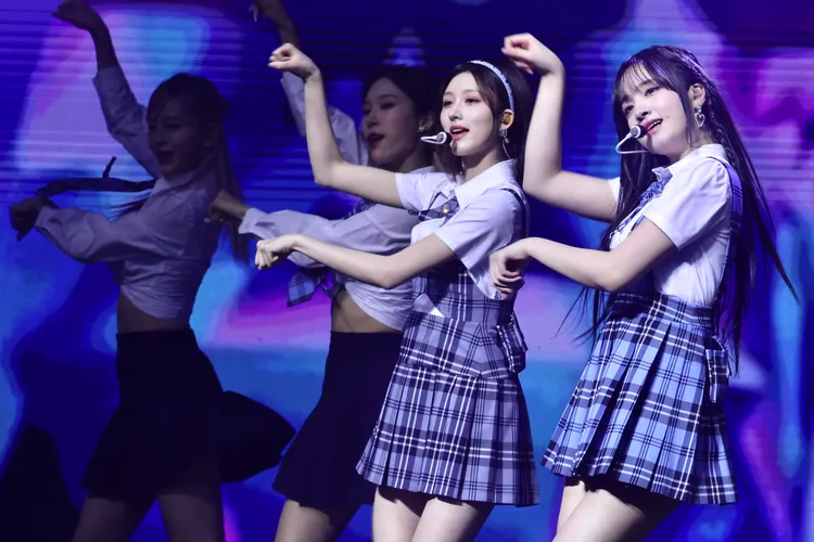 秋天（左）、Liz出貓拳跳《Take It》。林林攝