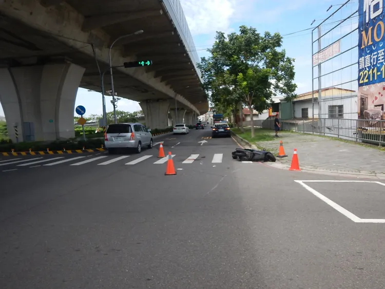 盧婦倒地後，腹部被大貨車輾過，地上還留有血跡。民眾提供