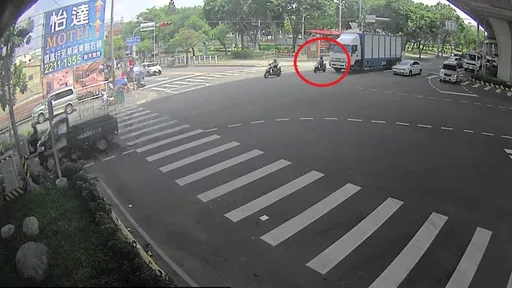 画面曝光！台中女骑士遭同向大货车擦撞　「车轮辗过腹部」惨死
