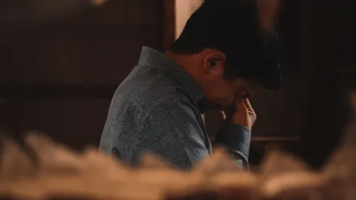媽超商大罵小孩廢物！妹子蹲下幾句話震撼全場　她羞愧：我們回家