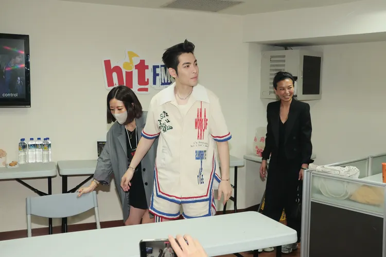 蕭敬騰(中)在經紀人（右一）的陪同下，接受媒體聯訪。彭欣偉攝