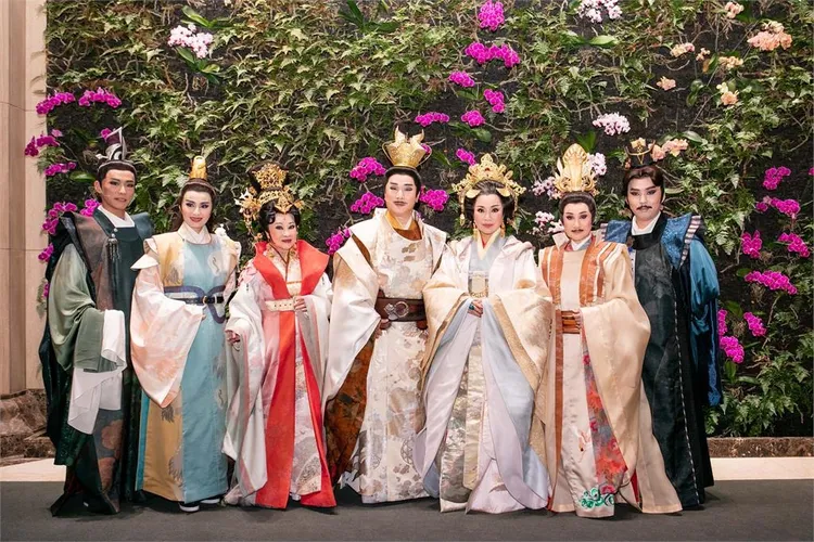 去年《冥遊記-帝王之宴》記者會中李文勳（右一）現身。唐美雲歌仔戲團提供