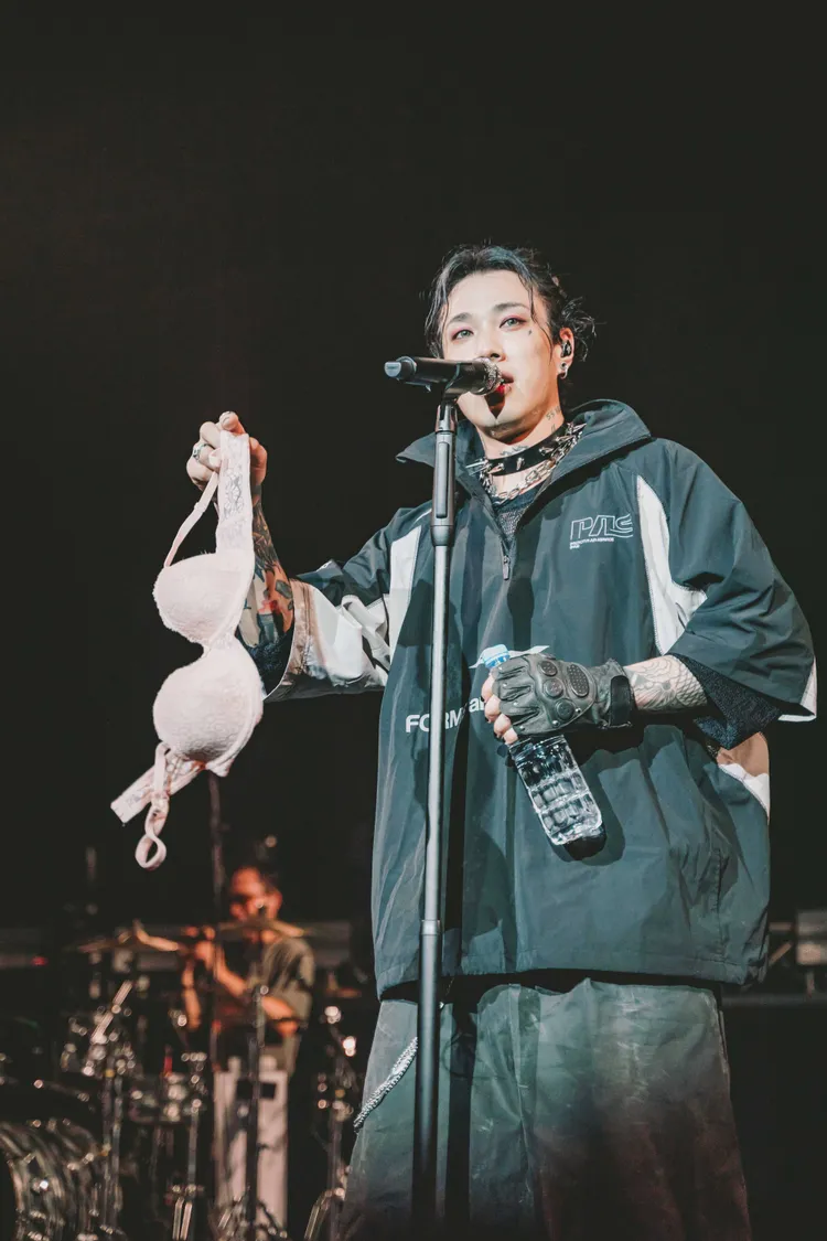 Marz23笑納女粉絲原味內衣。華納音樂提供