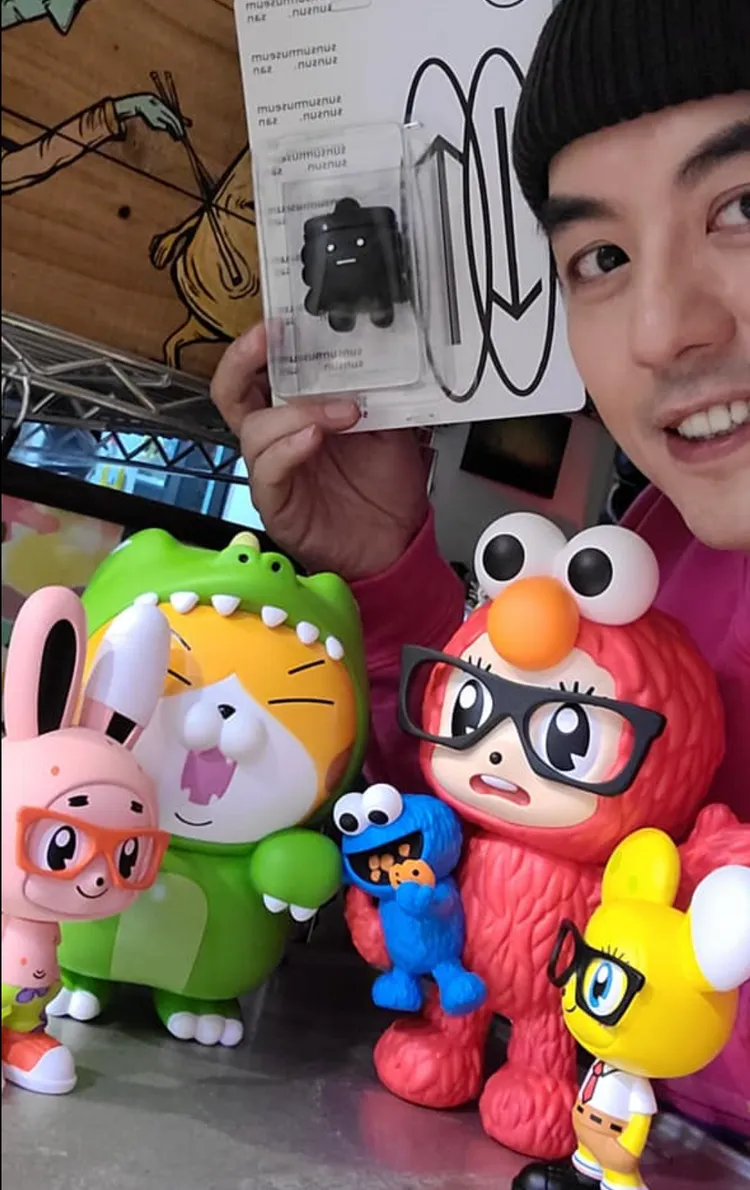 黃子佼自稱資深潮流公仔玩家，卻被爆誘騙少女拍裸照時，拿公仔入鏡。翻攝黃子佼臉書