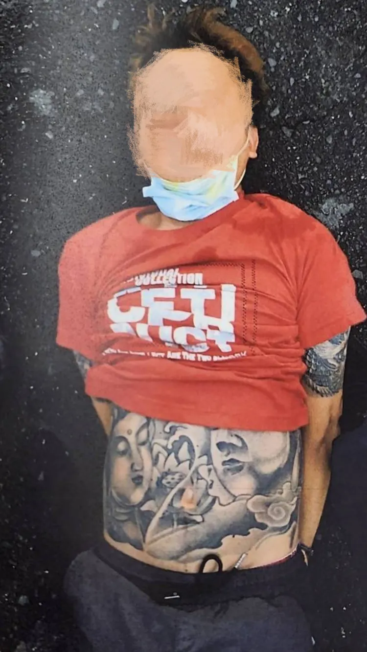 男子遭警方制伏逮捕。讀者提供