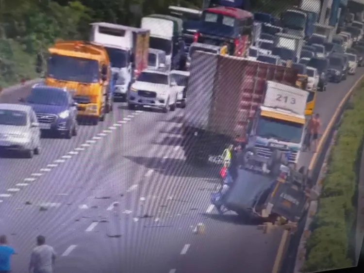 這起車禍造成後方車流嚴重回堵，1小時40分後才排除。民眾提供