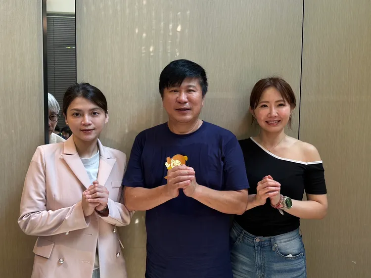 胡瓜（中）相當照顧葉欣眉（左）、謝忻2愛徒。黃盈容攝