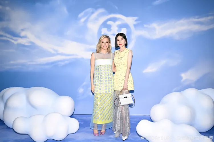 秦嵐（左）與設計師Tory Burch在今年4月品牌新加坡快閃活動中開心見面。翻攝TORY BURCH微博