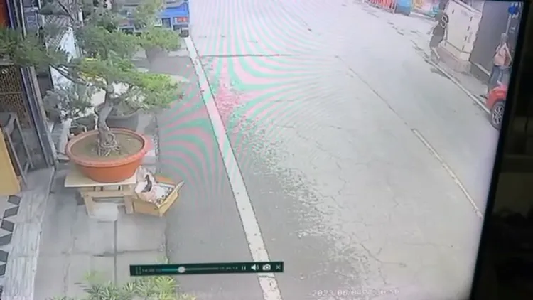 許男與陳姓工人口角，許男拿菜刀，用刀背攻擊陳男頭部後逃逸。翻攝畫面