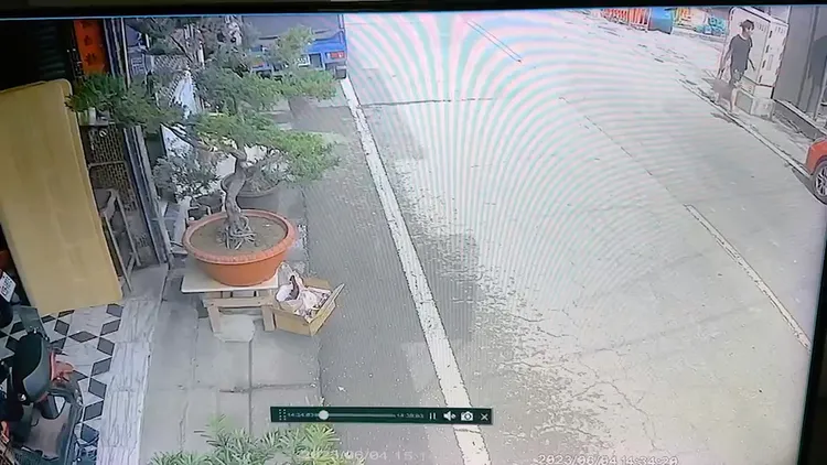 許男與陳姓工人口角，許男拿菜刀，用刀背攻擊陳男頭部後逃逸。翻攝畫面