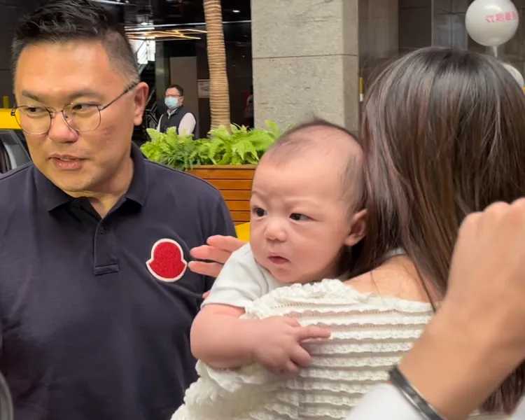 蔣萬安準備接受聯訪、三寶一離開爸爸，頓時表情凝重。林志怡攝