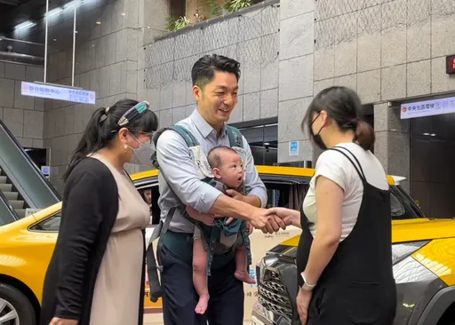 三寶首露面！全程超乖巧　蔣萬安全程不忘「握手手」
