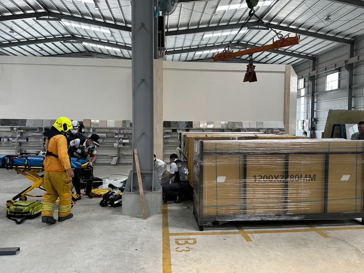 張姓男子遭石材壓倒受傷。翻攝畫面