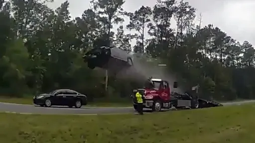 誇張影片|三寶女駕駛「電影級飛車」真實上演 沒看到拖車猛衝飛翔37公尺