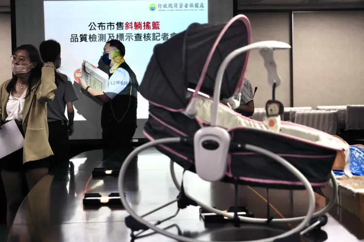 東森購物網販售的中國製斜躺搖籃有夾手致骨折風險。林林攝