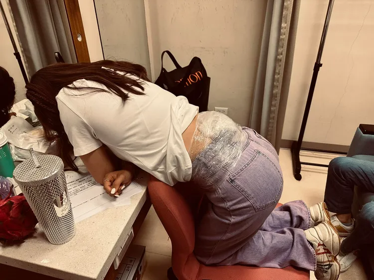 賴慧如摔傷，照片可見她跪趴躬著身軀的背影，讓許多粉絲大呼心疼。翻攝賴慧如臉書