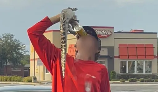 中二屁孩拿小鳄鱼当酒杯　网友：只敢欺负「小朋友」不敢碰大鳄鱼