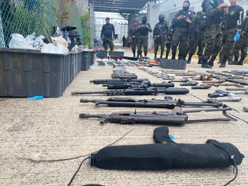 刷一整排槍械！軍警搜索41死幫派監獄　武器多到以為是軍火庫