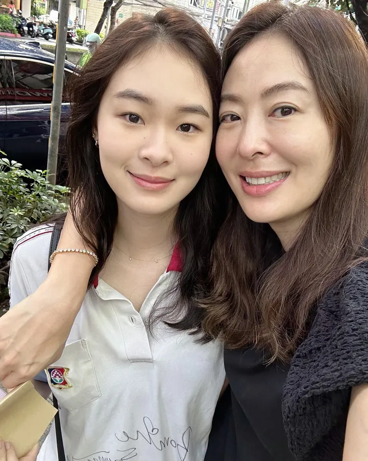 賈永婕與二女兒緊緊相依，捨不得她即將離開台灣。翻攝賈永婕臉書