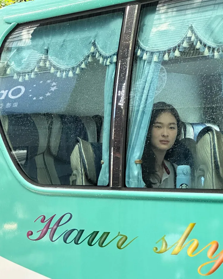 賈永婕目送二女兒上車。翻攝賈永婕臉書