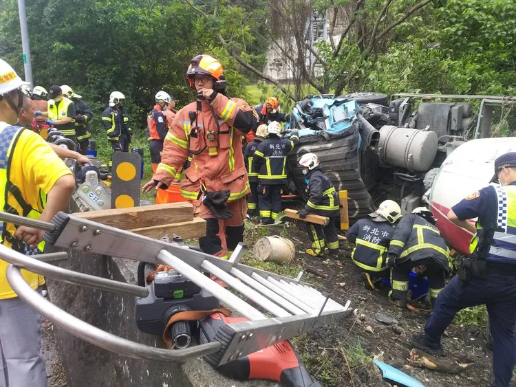 消獲報到場搶救。新北市消防局提供