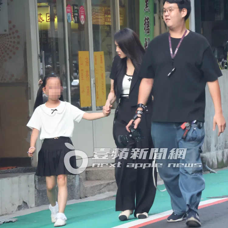 伊能靜（中）低頭關心寶貝女兒小米粒的狀況，呵護備至。特勤中心攝