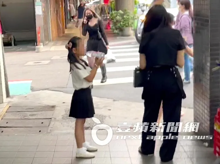 小米粒（左）在便利超商門口喝evian水，伊能靜在旁用濕紙巾擦手。特勤中心攝