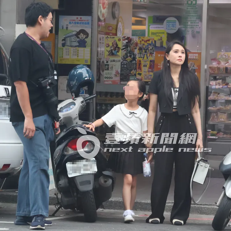 伊能靜（右起）看著遠方街景若有所思，小米粒則跟攝影大哥童言童語。特勤中心攝