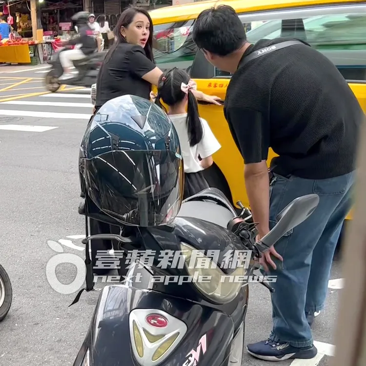 伊能靜（左）準備和女兒及攝影師坐上計程車，帶著小米粒繼續拍Vlog。特勤中心攝