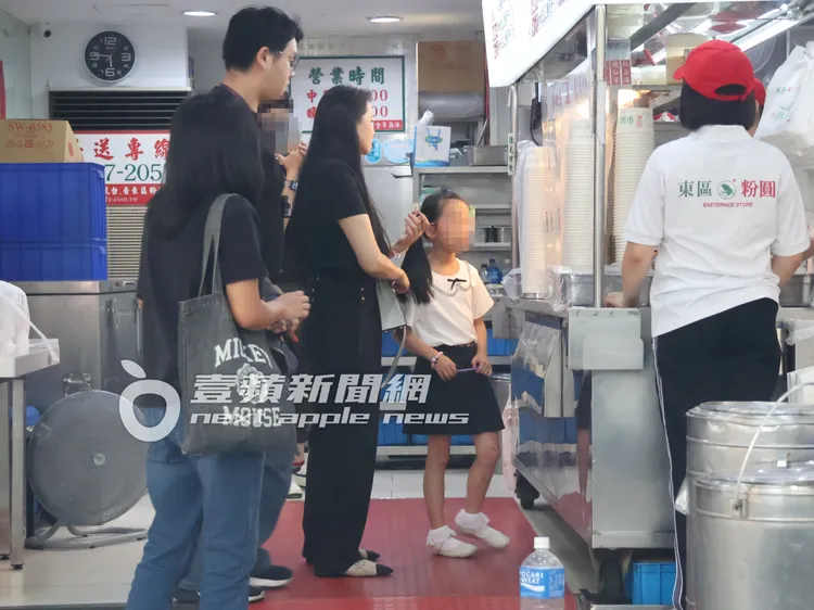 伊能靜（中）點完餐，跟女兒和店員聊天話家常。特勤中心攝