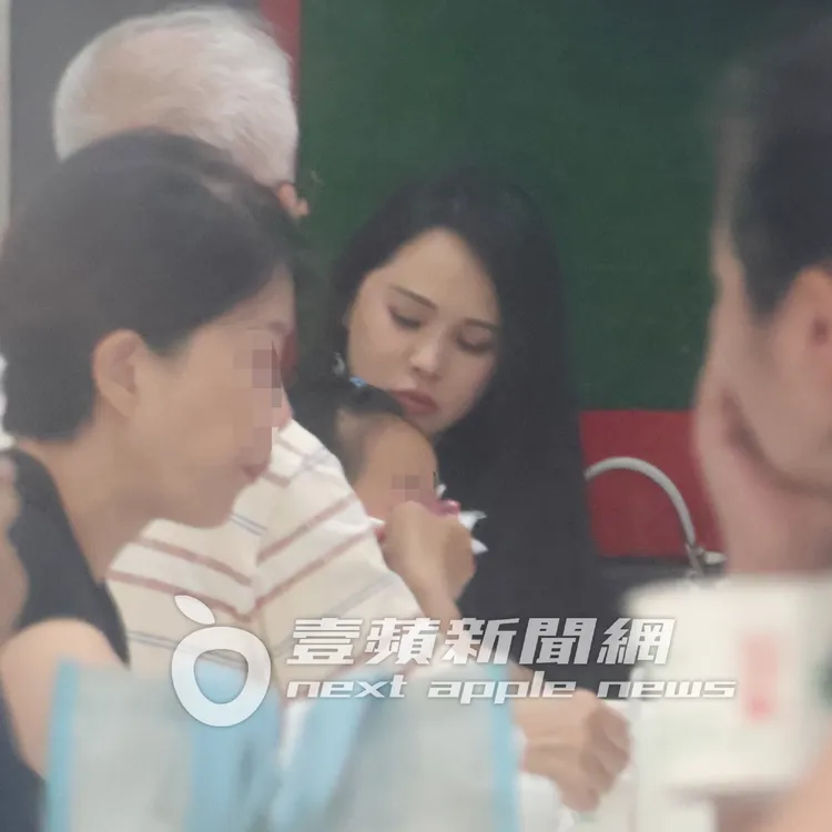 伊能靜（中）跟女兒小米粒共食一碗東區粉圓冰。特勤中心攝