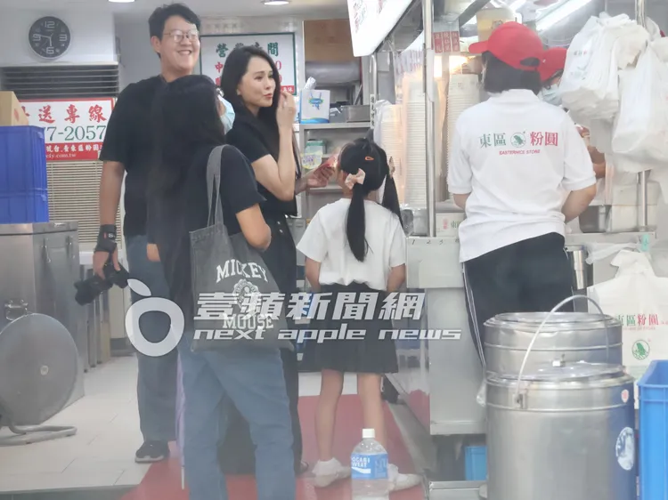 伊能靜（中）跟店員說，因長年住在中國，已經習慣用支付寶，不習慣付現金。特勤中心攝