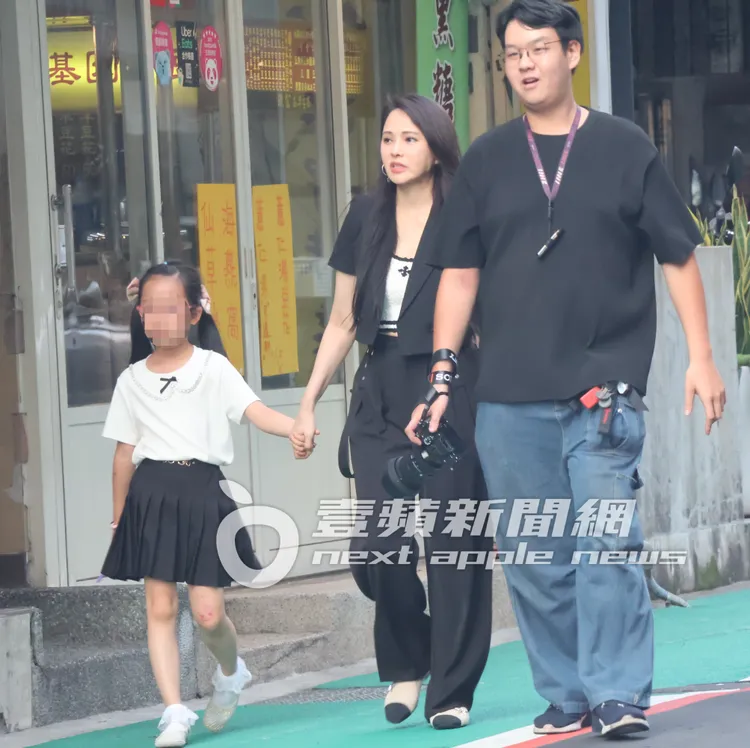伊能靜（中）牽女兒小米粒逛東區，小米粒左腳疑似有一些傷疤。特勤中心攝