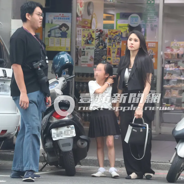 伊能靜牽著女兒在路邊等車，小米粒左腳上有一道明顯的傷疤，小腿還有瘀青。特勤中心攝