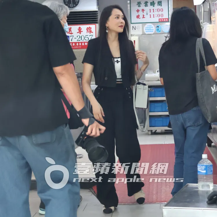 伊能靜（中）準備取餐，享用東區粉圓冰。特勤中心攝