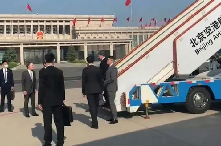 布林肯18日早上抵達北京機場，中國沒有安排紅地毯也被網友放大關注。翻攝微博