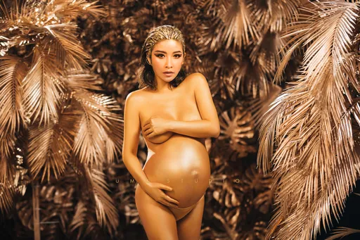 許維恩最閃孕婦 臨盆倒數全祼金漆上身秀曲線