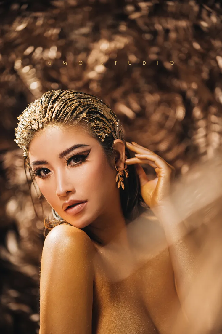 許維恩全身金漆閃爍的光芒，為畫面增添一份神秘和獨特氛圍。優墨ÜMO STUDIO提供