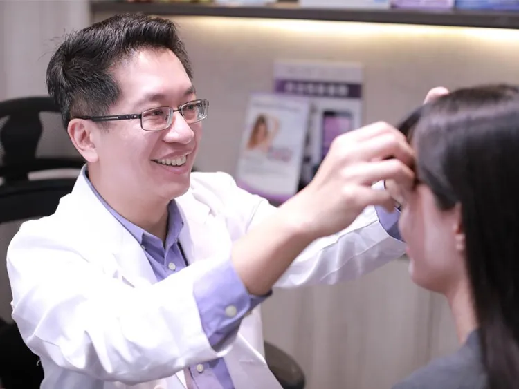 聖宜診所院長翁書賢是許多藝人、名人指定的御用名醫。