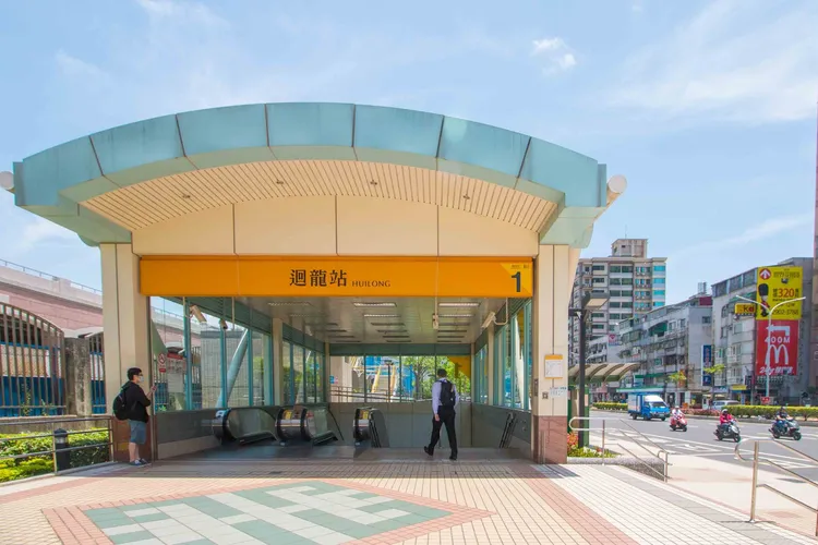 新莊地區自2013年捷運通車後，新莊房價漲幅均在3成以上，其中輔大、丹鳳、迴龍三站漲幅最為驚人，均超過39%！永慶房產集團提供