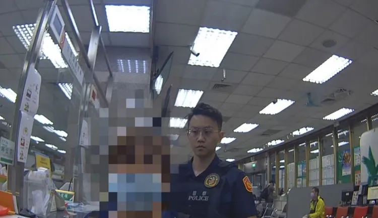 警方向婦人解釋詐騙手法。翻攝畫面