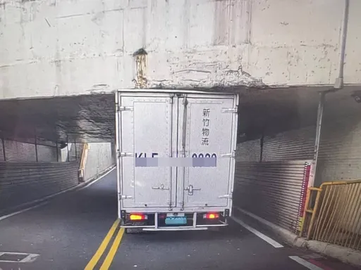 物流货车误闯地下道「卡关」　交通打结平镇警协助排除