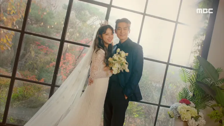 嚴賢璟（左）、車瑞元劇中修成正果，戲外也愛得甜蜜。翻攝MBC