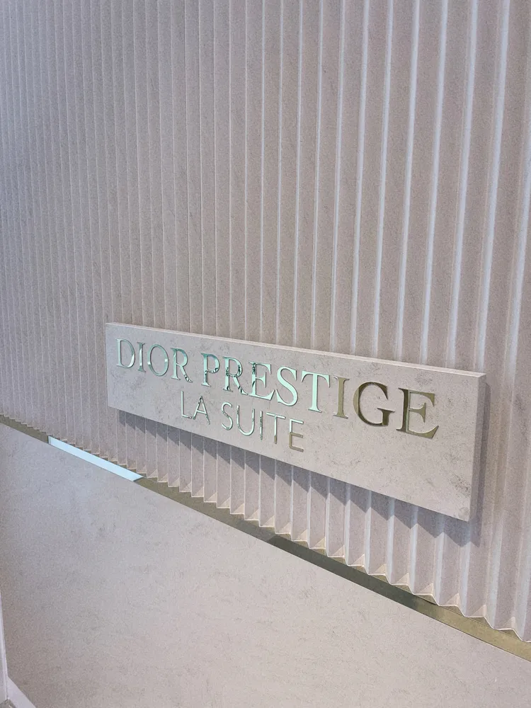 美妍護膚沙龍使用歐洲宮廷御用的萊姆石點綴，將其雕琢為獨特的山型紋路。張家玲攝