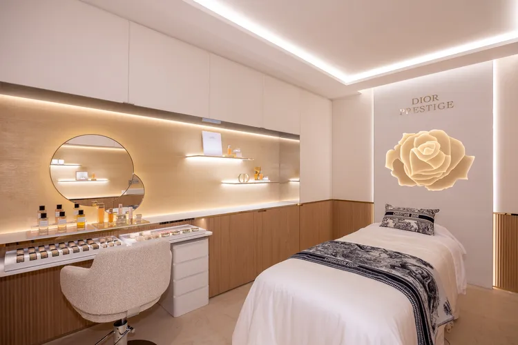 護膚空間搭配有進口的電動控溫床，並鋪上了義大利製6層羽絨床組，同時貼心設有彩妝區方便補妝。品牌提供