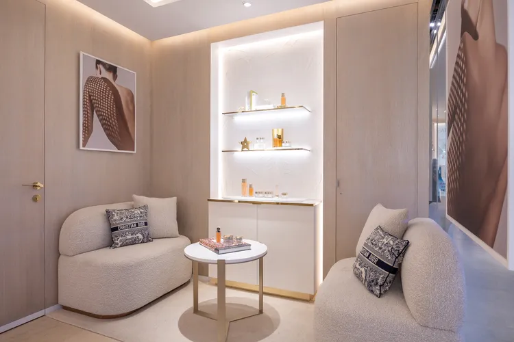 櫃檯與客廳區，4周牆面全都裝飾有法國當代藝術家Caroline Perrin所創作的玫瑰立體抹花牆。品牌提供