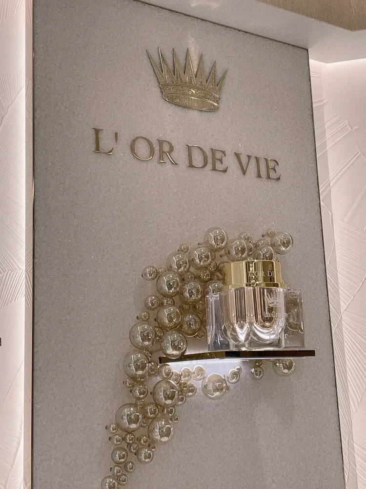 生命之源金萃系列藝術品，藉由多顆漂浮的玻璃球，代表系列使用的葡萄以及貴腐菌。